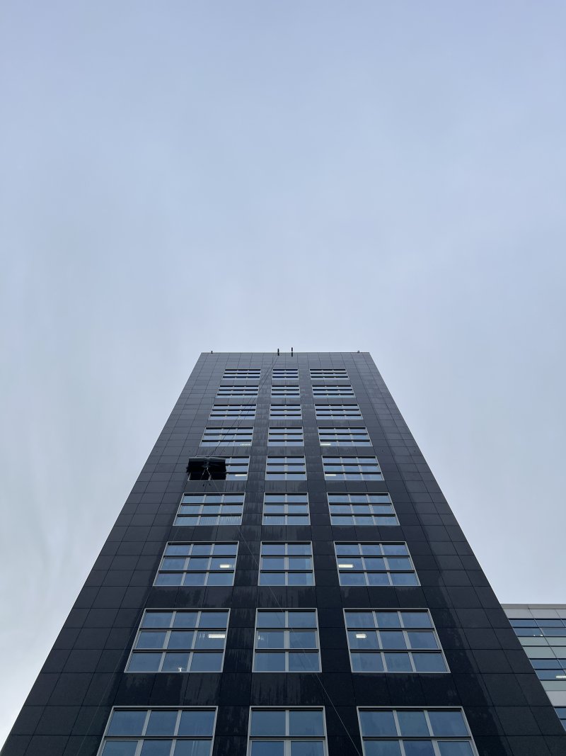 glazenwasrobot-paris-proof is duurzaam en reinigt gevel